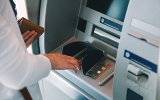 An toàn khi rút tiền ATM bằng căn cước công dân gắn chip