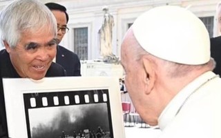 Phóng viên Nick Ut và "Em bé Na Panlm" diện kiến Đức Giáo hoàng