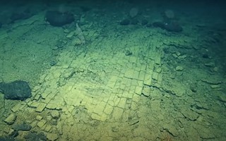 Lối vào "lục địa thứ 7": Con đường gạch vàng dưới biển sâu ngàn mét?