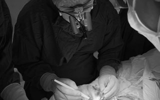 Phẫu thuật tạo hình cho người phụ nữ 10 năm bị lở loét vùng cùng cụt