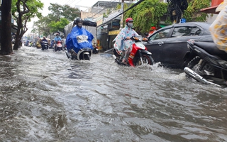 Còn những tuyến đường hễ mưa là ngập nặng