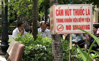 Thản nhiên hút thuốc lá nơi công cộng