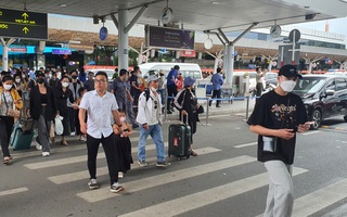 Dòng người ùn ùn trở lại TP HCM, sân bay Tân Sơn Nhất đông nghẹt