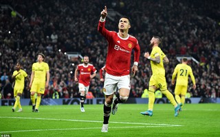 Ronaldo rực sáng ở Old Trafford, Man United vẫn khó mơ tranh Top 4