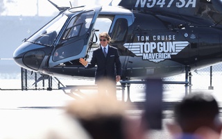 Tom Cruise 59 tuổi, tự lái trực thăng đến thảm đỏ