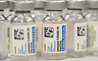 FDA hạn chế một vắc-xin Covid-19 quen thuộc vì rủi ro đông máu