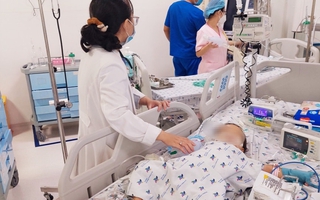 Sau vài phút đi tắm, người mẹ phát hiện con mới chập chững tập đi nổi trên ao cạnh nhà