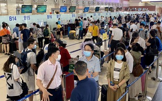 Sân bay Nội Bài đông nghẹt, hành khách cần lưu ý gì?