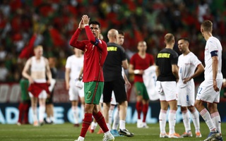 Ronaldo tiếc nuối, Bồ Đào Nha chiếm ngôi đầu Nations League