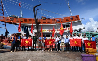 Vùng 2 Hải quân trao cờ Tổ quốc và áo phao cho ngư dân Bạc Liêu