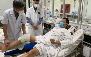 Nam thanh niên chấn thương nặng sau tiếng kêu "tách" trong pha tiếp đất khi chơi bóng đá