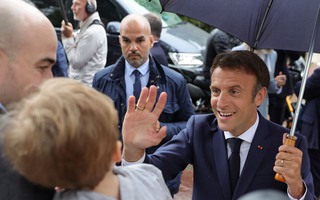 Tổng thống Macron đối diện khó khăn