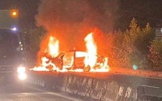 Ôtô cháy rụi trên Quốc lộ 22 ở Củ Chi, 2 người tử vong
