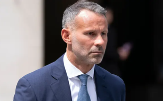 Huyền thoại Man United Ryan Giggs từ chức HLV trưởng xứ Wales để chuẩn bị hầu tòa