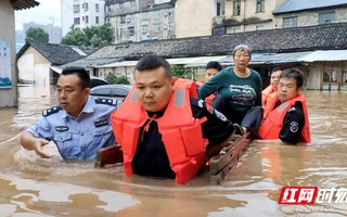 99 con sông đang báo động lũ, miền Nam Trung Quốc nín thở