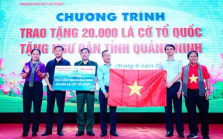 Trao tặng tỉnh Quảng Ninh 30.000 lá cờ Tổ quốc