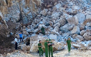 Kiểm tra an toàn sau nổ ở mỏ đá, 2 người bị đất đá đè tử vong
