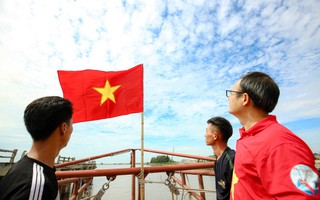 Trao tặng ngư dân tỉnh Ninh Bình 5.000 lá cờ Tổ Quốc