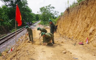 Phát hiện quả bom "khủng" nguyên ngòi nổ cạnh đường ray tàu hỏa ở Quảng Bình