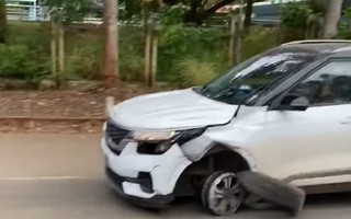 CLIP: Kinh hãi người phụ nữ lái ôtô bị nổ bánh bỏ chạy sau khi gây tai nạn