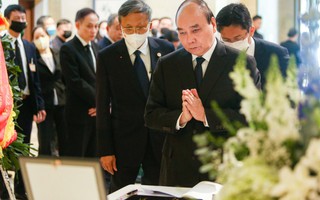 CLIP: Lãnh đạo Việt Nam ghi sổ tang, tưởng niệm cố Thủ tướng Abe Shinzo