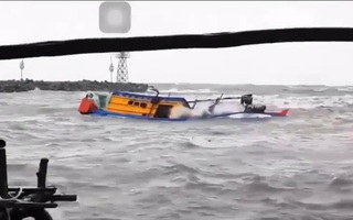 CLIP: Chìm tàu cá ở Phú Quốc do mưa, 2 người mất tích