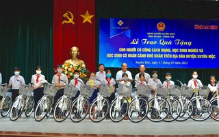 Báo Người Lao Động cùng Charm Group trao quà học sinh nghèo, người có công