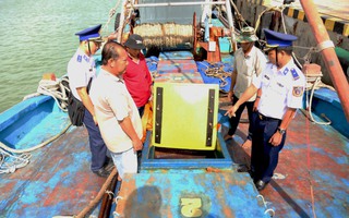 Cảnh sát biển phát hiện tàu vỏ gỗ chở lậu 90.000 lít dầu