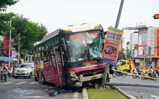 Tránh xe máy qua đường, xe khách chở 40 người gặp tai nạn