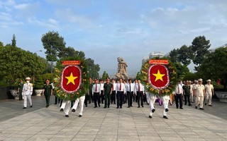 Lãnh đạo TP HCM, Quân Khu 7 tưởng niệm các anh hùng liệt sĩ