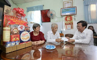 Chủ tịch UBND TP HCM thăm gia đình chính sách ở quận 5