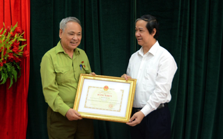 Bộ trưởng Bộ GD-ĐT Nguyễn Kim Sơn tặng bằng khen cho thí sinh 82 tuổi vừa đỗ tốt nghiệp