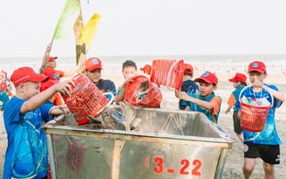 "Biệt đội nhí" nhặt rác ở biển Sầm Sơn