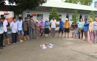 Công an vây bắt 8 bà cùng 9 ông đang sát phạt trên chiếu bạc