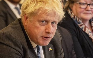 Hơn 40 đơn từ chức trong 24 giờ, Thủ tướng Anh quyết bám trụ