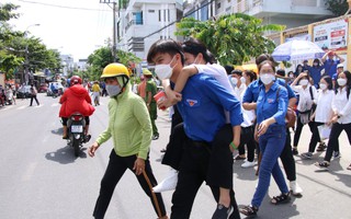 Xúc động hình ảnh tình nguyện viên cõng thí sinh đi thi giữa trời nắng gắt