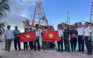 Trao 4.000 lá cờ Tổ quốc cho ngư dân ở Cà Mau