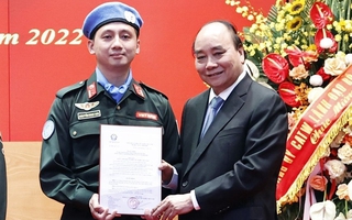 Chủ tịch nước Nguyễn Xuân Phúc trao Quyết định cho sĩ quan công an đi gìn giữ hòa bình