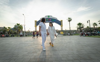Cặp đôi Cẩm Vân-Khắc Triệu tận hưởng kỳ nghỉ dưỡng đầy sôi động tại thành phố biển