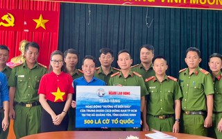 Trao 500 lá cờ Tổ quốc cho Trung đoàn Cảnh sát Cơ động Đông Nam TP HCM