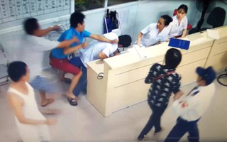 Người đàn ông làm loạn tại bệnh viện, túm cổ áo đe doạ nhân viên y tế