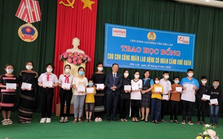 LĐLĐ Đắk Lắk trao học bổng cho học sinh có hoàn cảnh khó khăn