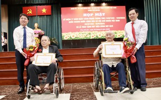 Trao Huy hiệu Đảng cho 115 đảng viên ở quận Phú Nhuận