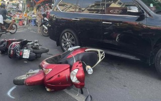 Xe ôtô lao vào 5 xe máy dừng trước chợ Phú Nhuận
