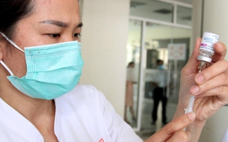 Số ca mắc tăng, Việt Nam nhận thêm 1,5 triệu liều vắc-xin Covid-19
