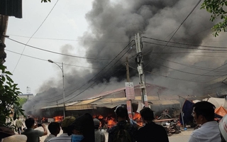 Chợ dân sinh bất ngờ bốc cháy ngùn ngụt, khói lửa bốc cao hàng chục mét