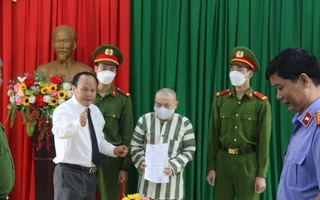 Tử tù Đặng Văn Hiến xúc động nghe quyết định giảm án của Chủ tịch nước