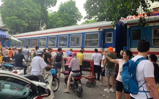 Chụp ảnh ở phố cà phê đường tàu, du khách nước ngoài bị tai nạn