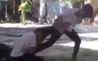 Nữ sinh lớp 7 hối hận vì đánh bạn học dã man trên đường phố