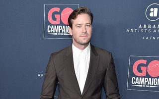 Tài tử  Armie Hammer vẫn đang bị điều tra cáo buộc cưỡng dâm